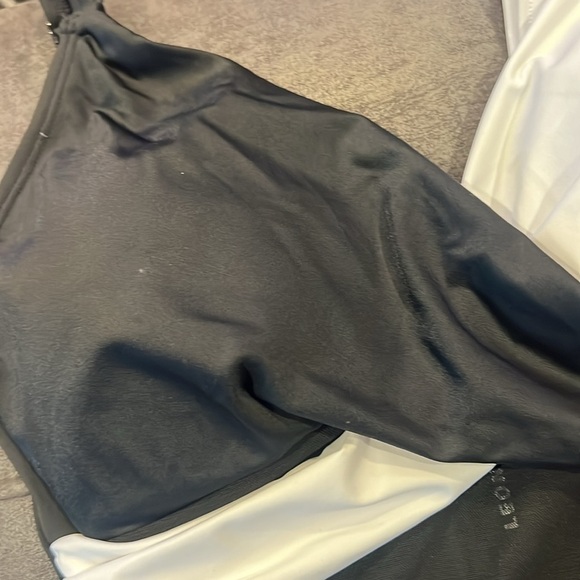 LEONISA One Piece Swimsuit with Slimming Compression - Picture 9 of 11